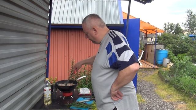 Готовим рыбацкий перекус из тушенки и лапши быстрого приготовления