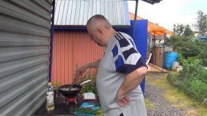 Готовим рыбацкий перекус из тушенки и лапши быстрого приготовления