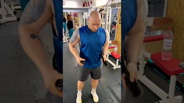 Как правильно надеть тяжелоатлетический пояс #gymhacks #бодибилдинг #пауэрлифтинг #становаятяга #зо