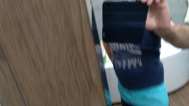 Покрасил плитку кирпич в прихожей в белый цвет