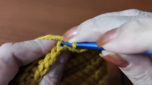 Шапочка с ушками и отворотом крючком.  Шапка поперечным вязанием для начинающих.