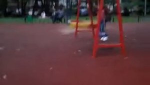 Девочка упала с качель.