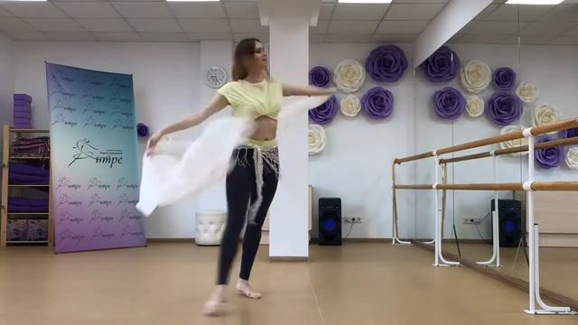 Обучение танцу живота. Проходки с шалью.