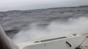 В шторм на Бурейском водохранилище