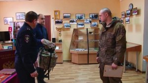 Начальник саяногорской полиции Павел Федотко наградил волонтёра