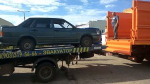 Погрузка легковой машины в кузов самосвала