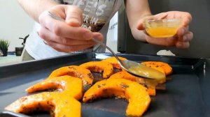 Очень вкусная тыква в духовке с медом и кунжутом.