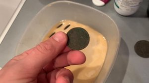 Чистка медных монет в мыльном растворе