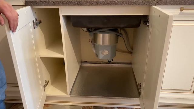 Измельчитель пищевых отходов  на классической кухне с каменной столешницей