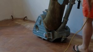 Шлифовка паркета из дуба уложенного "ёлочкой". Удаление царапин.