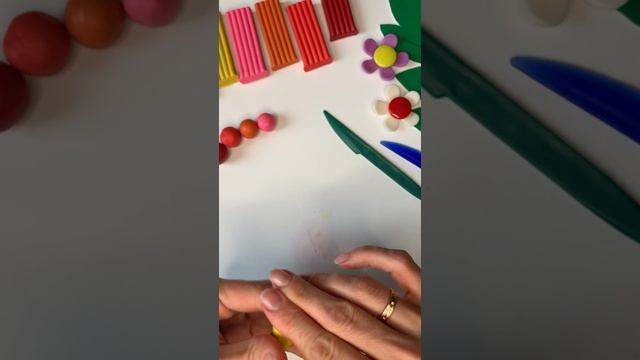 Учимся с детьми 4-6 лет лепить гусеницу.