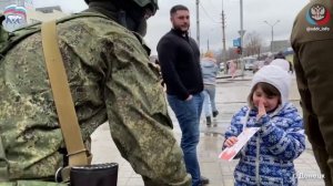 Курсанты ДонВоку поздравили женщин Донецка с праздником