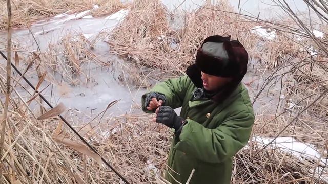 冬季野钓鲫鱼，原来鱼都藏在这种地方，浮漂轻轻一动就中鱼！