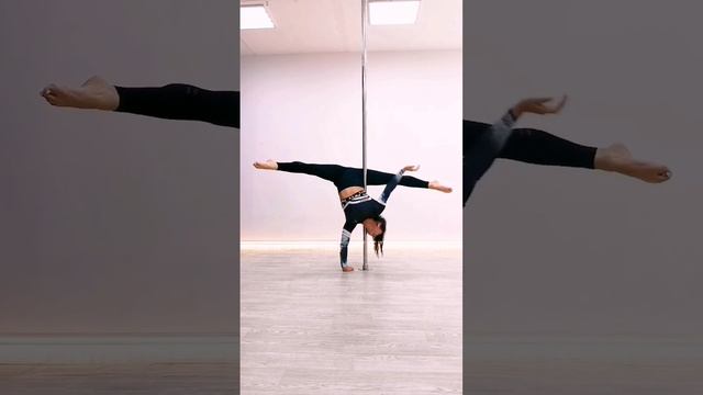 стойка на руке у пилона в Pole-dance