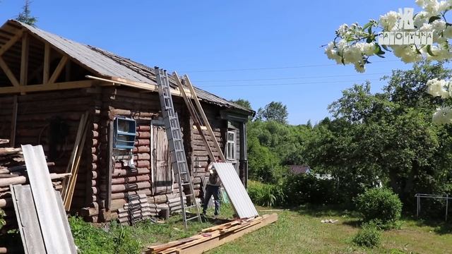 Как ОДНОМУ поднять шифер на крышу дома. Очень простой, но эффективный способ. ЖКВ Саморучка смотреть онлайн