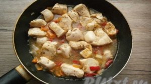 Куриное филе в сметанно-сырном соусе