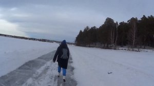 На коньках по льду уральской реки