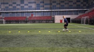 Упражнения на контроль мяча | Футбольная техника | Ведение через фишки