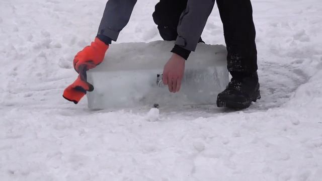 взрыв ЛЬДИНЫ мощной петардой 