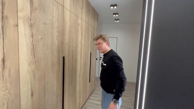 Стильный шкаф в чёрной прихожей