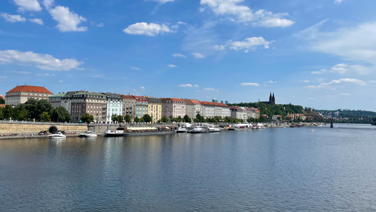 Проникаемся атмосферой набережной Наплавка в Праге