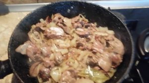 КУРИНАЯ ПЕЧЕНЬ РЕЦЕПТ. ПЕЧЕНЬ В СМЕТАНЕ С ЛУКОМ. ГОТОВИМ КУРИНУЮ ПЕЧЕНЬ В СМЕТАНЕ. СОЧНАЯ ПЕЧЕНЬ.