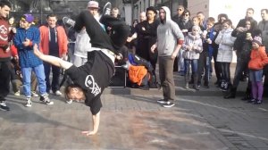 ТАНЦЫ В КИЕВЕ. УКРАИНА ► Молодые Ребята Танцуют Современный Танец 