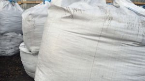 Уголь каменный для отопления в биг-бегах.