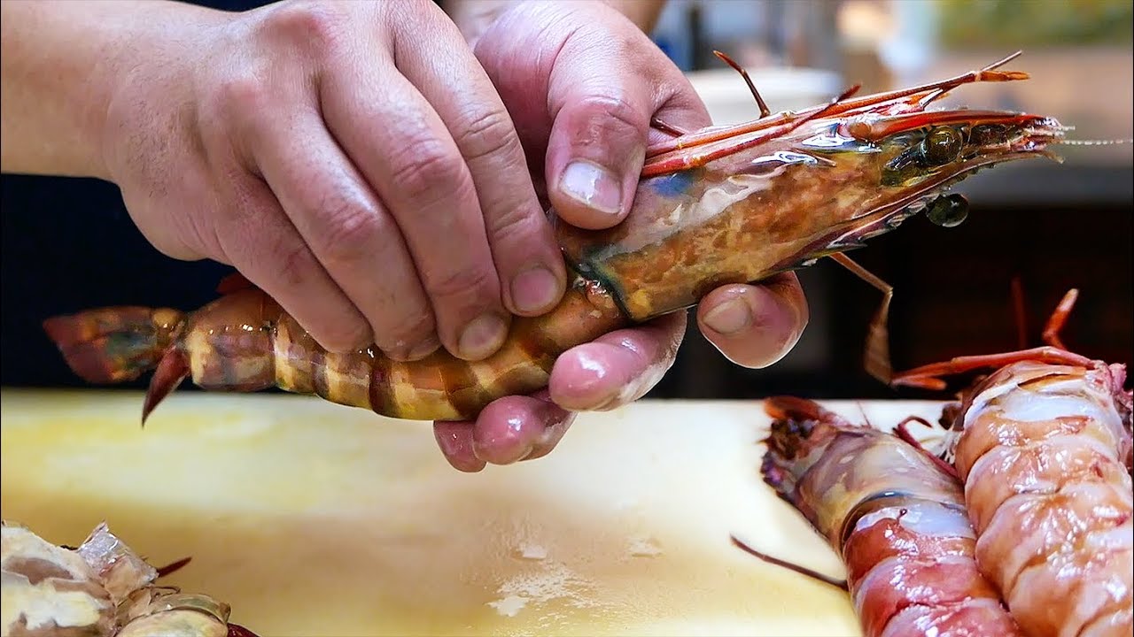 Японская уличная еда - Огромные тигровые креветки пряные чили-креветки Япония морепродукты.