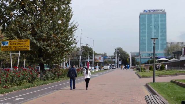 Возле станции метро "Абай" в Алматы смотреть онлайн