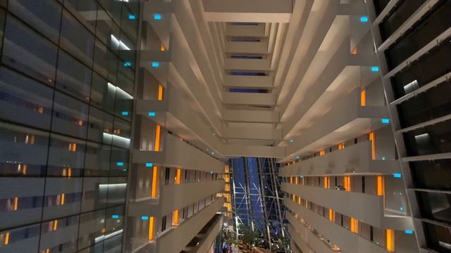 Вечерняя прогулка возле Марина Бэй Сэндс, Сингапур / Marina Bay Sands смотреть онлайн