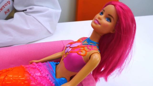Видео про Куклы для девочек. Как разморозить хвост Барби русалки?! смотреть онлайн