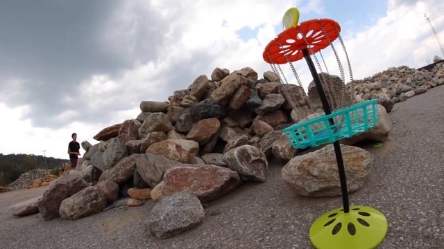 ULTIMATE MINI DISC GOLF TRICKSHOT BATTLE! | ROUND 1 смотреть онлайн
