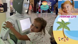 Весёлые роботы. Детское видео. Истории для детей про приключения Ясмины в развлекательном центре.