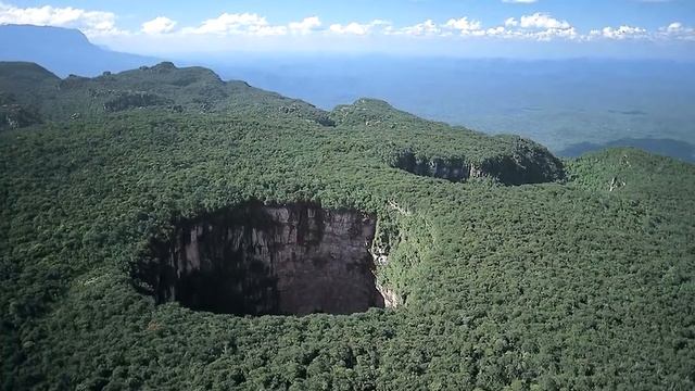 Самые большие провалы в земле. Карстовые воронки.