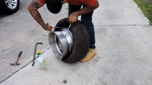How to take a tire off the rim really easy / How to put a tire on a rim смотреть онлайн