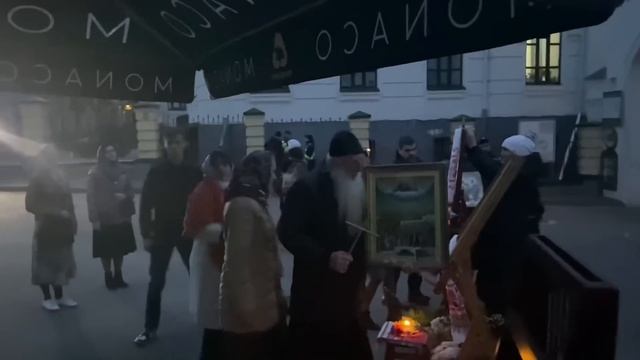 Киево-Печерская Лавра, 11.04.23, Великий Вторник - Крестный Ход монахов и песнопения до мурашек! смотреть онлайн