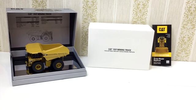 Масштабная модель самосвала Caterpillar 797F на серебристой подставке смотреть онлайн