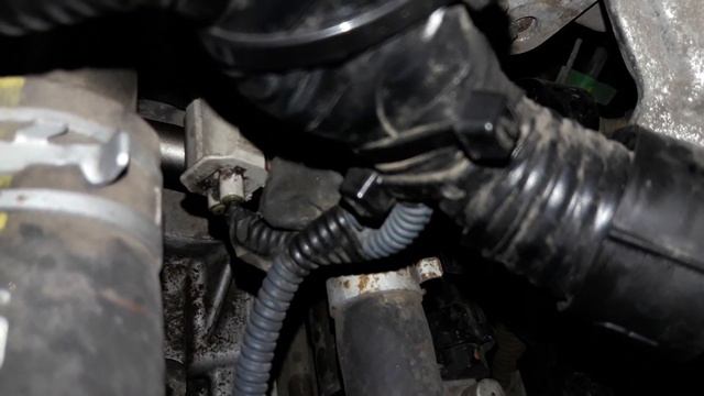 Где находиться Датчик температуры охлаждающей жидкости Toyota corolla. смотреть онлайн