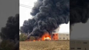 В турецком городе Памуккале горит химический завод, очевидцы сообщают о громких взрывах.