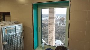 Установка оконных откосов из сендвич-панелей.