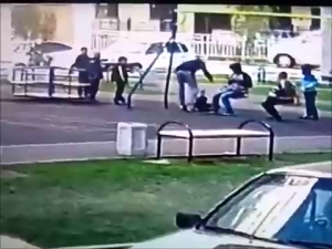 Взрослый мужчина бьет детей на площадке