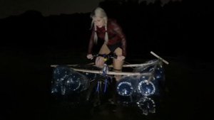Света Соллар плывет по реке на велике