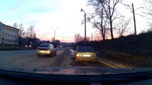 Автоледи в Челябинске набросилась с битой на подрезавшего ее водителя