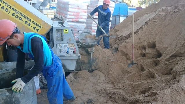 Процесс замеса и подачи полусухого раствора для стяжки пола.