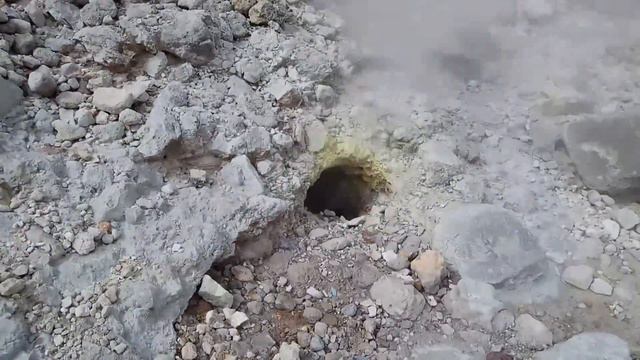 Варим яйца в вулкане Сибаяк. Северная Суматра, Индонезия. Vulkano Sibayak, North Sumatra, Indonesia