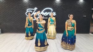 ДВИЖЕНИЕ 21. Гопи смотрят в окошко.