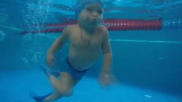 Ребенок 1.5 года сам плывёт кролем и дельфином