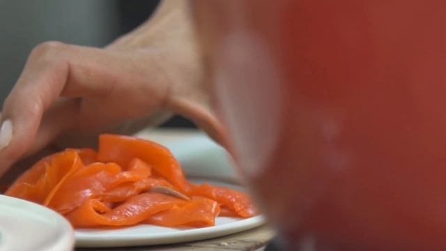 Паста с семгой и шпинатом в мульти-кастрюле Emile Henry смотреть онлайн