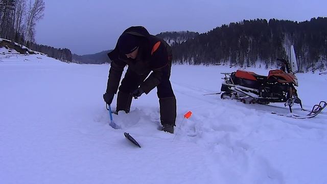 Гребём окуня лопатой!!! Вторая часть рыбалки в неизвестном заливе смотреть онлайн